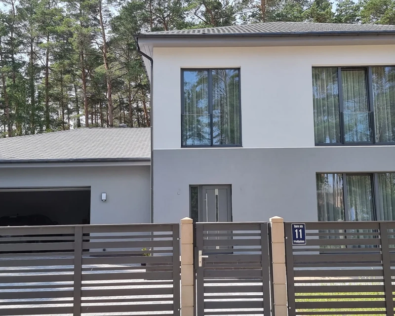 Kā izvēlēties pareizo logu materiālu: plastmasas vai alumīnija